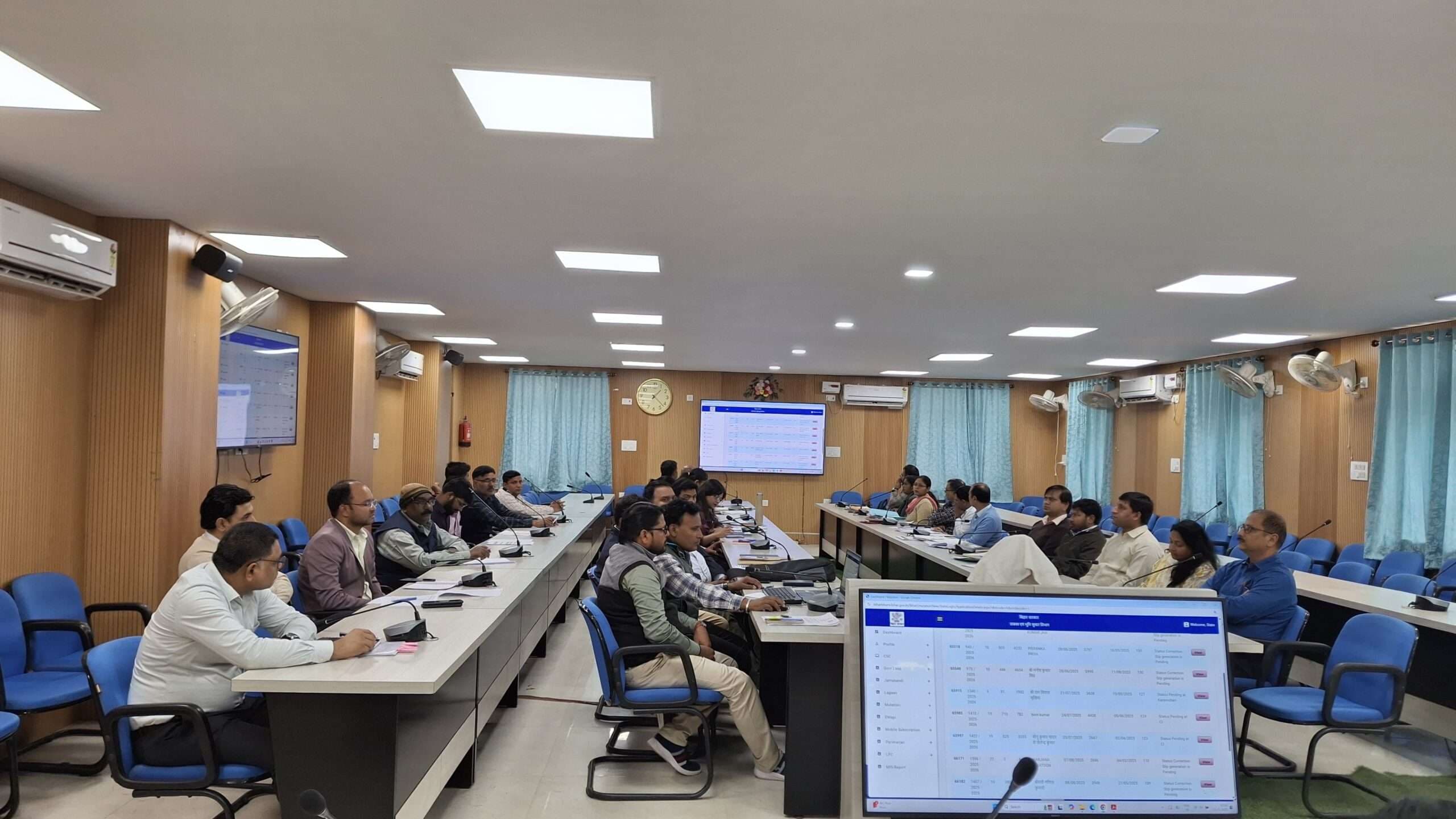 डीएम ने बैठक कर की राजस्व कार्यों की समीक्षा