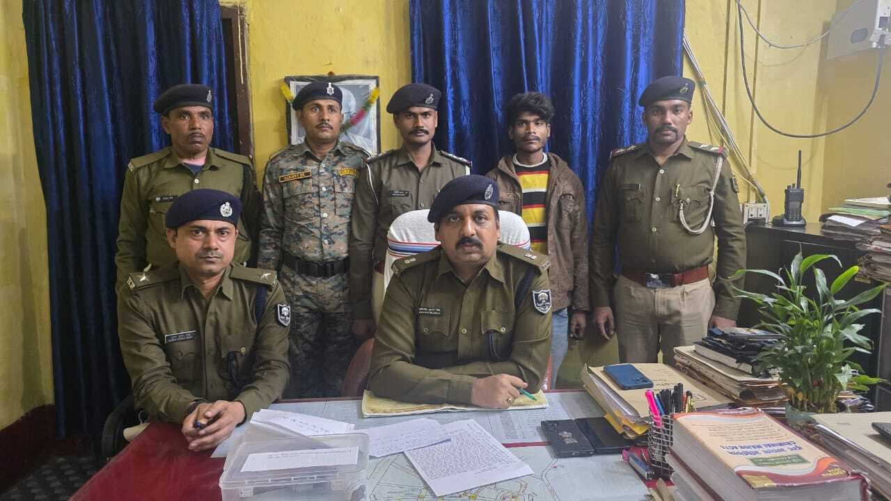 अपराधी ने पुलिस पर की फायरिंग, टीम ने खदेड़ कर दबोचा