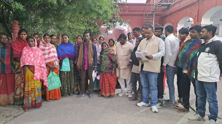 समस्या को लेकर डीएम से मिला पीड़ित परिवार