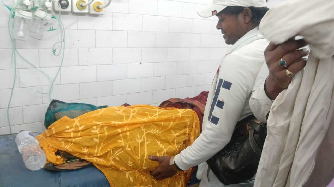 हादसा : बाजार से घर जा रहे बाइक सवार दंपती को हाइवा ने मारा धक्का