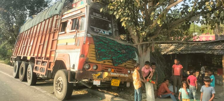 अनियंत्रित ट्रक ने पीपल के वृक्ष में मारी टक्कर, चालक घायल