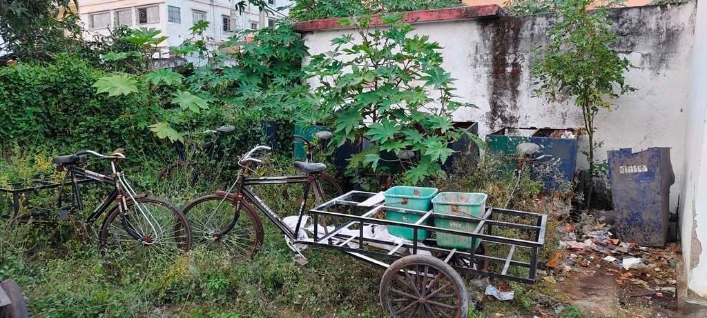 नगर पंचायत की लापरवाही- कूड़ा ढोने वाली ठेला गाड़ी खुले में सड़ रही, सफाई व्यवस्था पर संकट