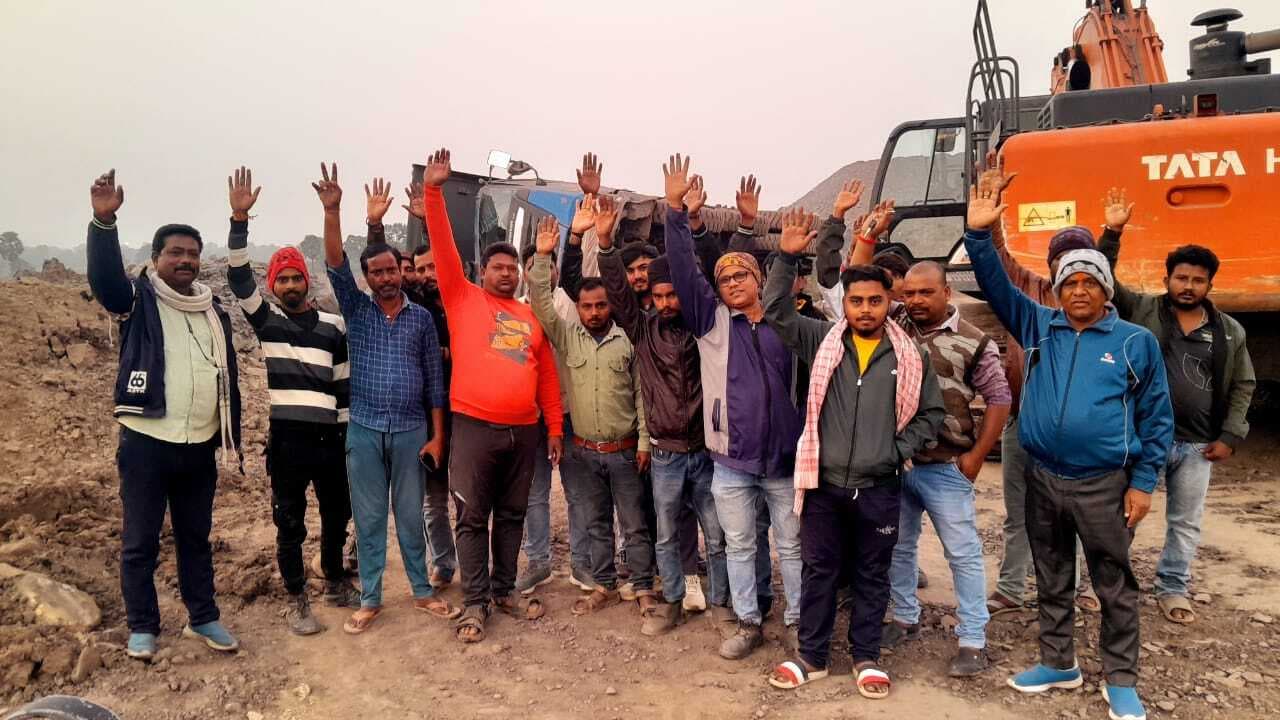 चितरा में ओबी डंप कर रहा वाहन पलटा, चालक घायल