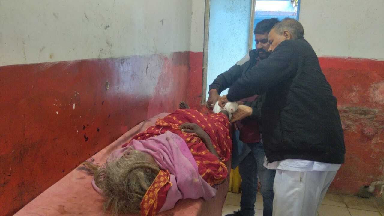 सड़क दुर्घटना में वृद्ध महिला समेत तीन जख्मी