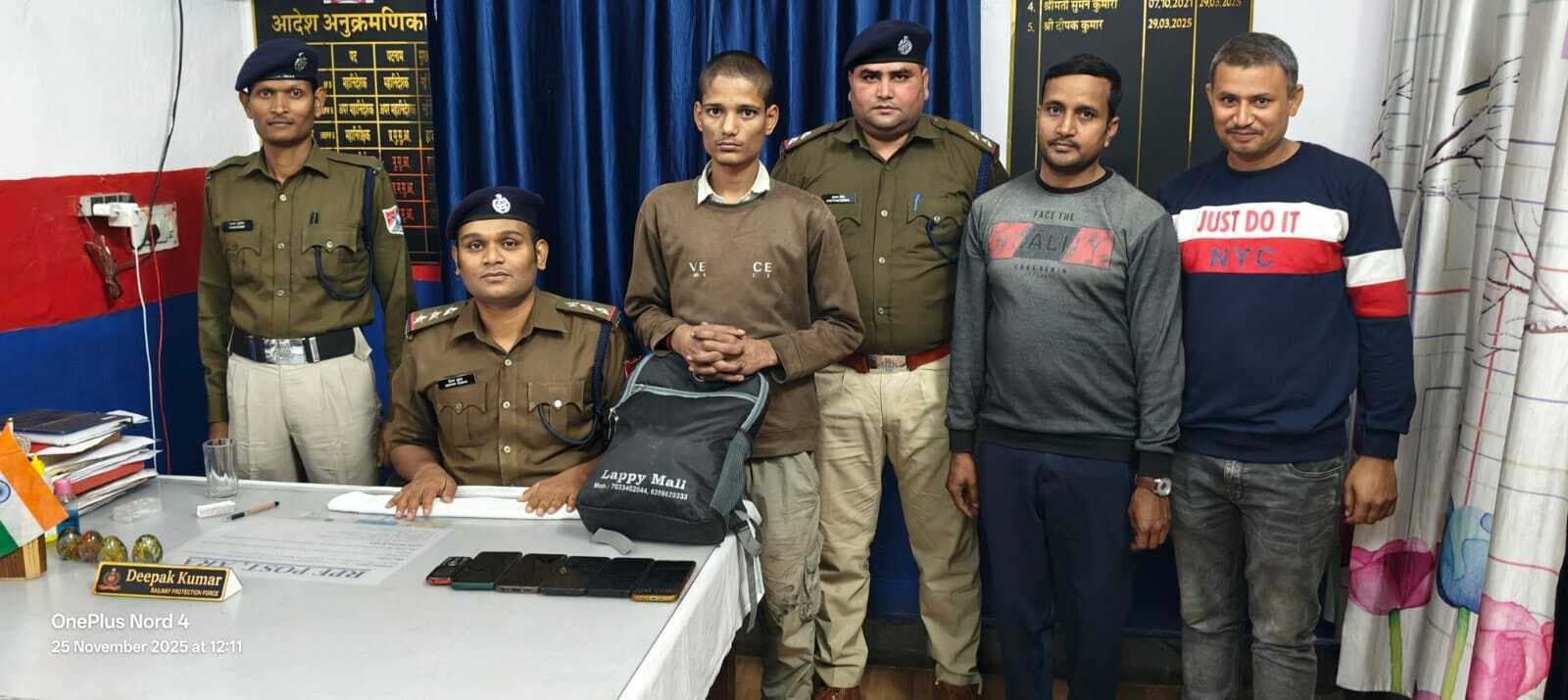 छह मोबाइल फोन के साथ चोर गिरफ्तार