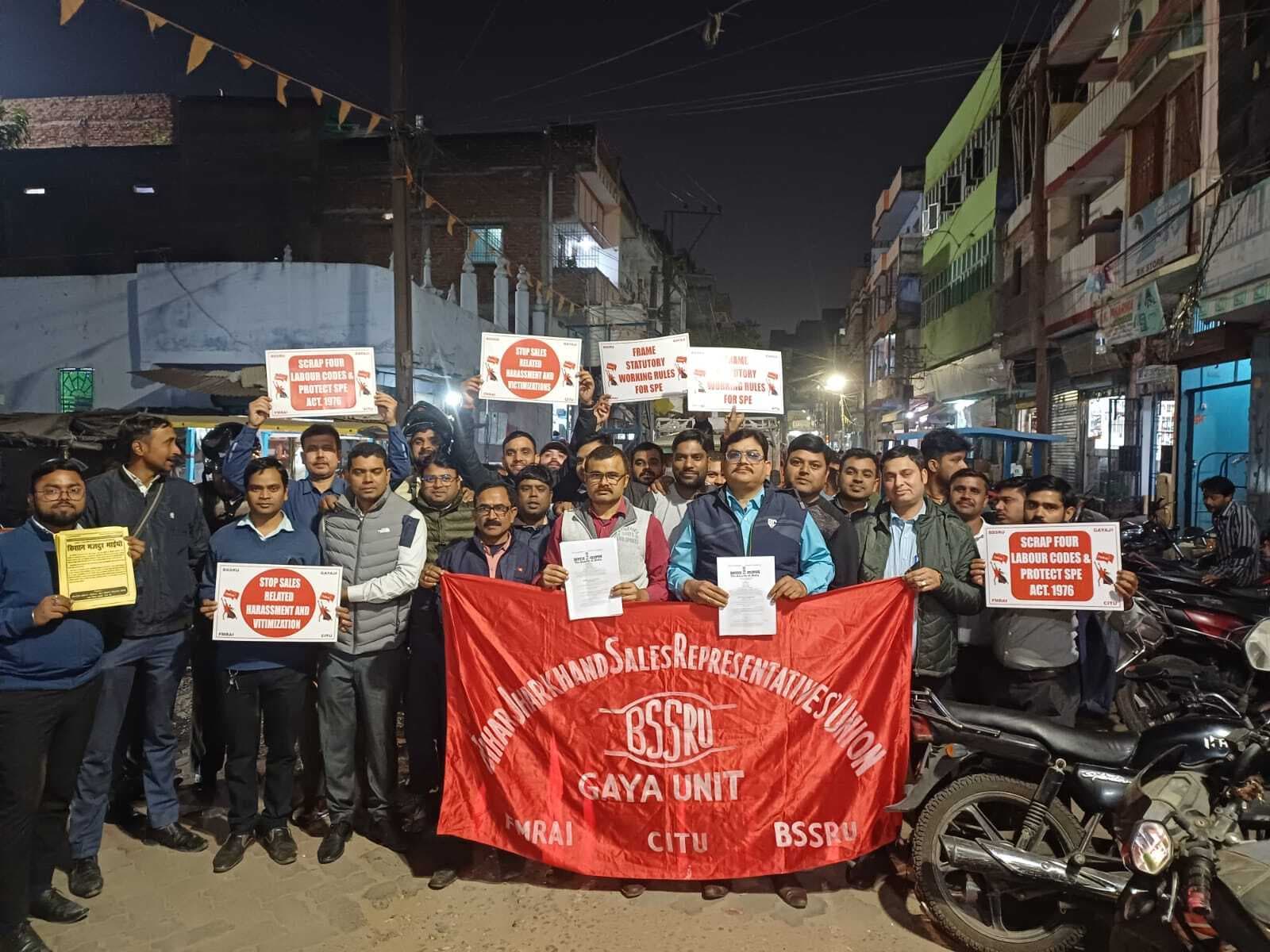 विरोध में जलायी गयीं नये श्रम नीति की प्रतियां