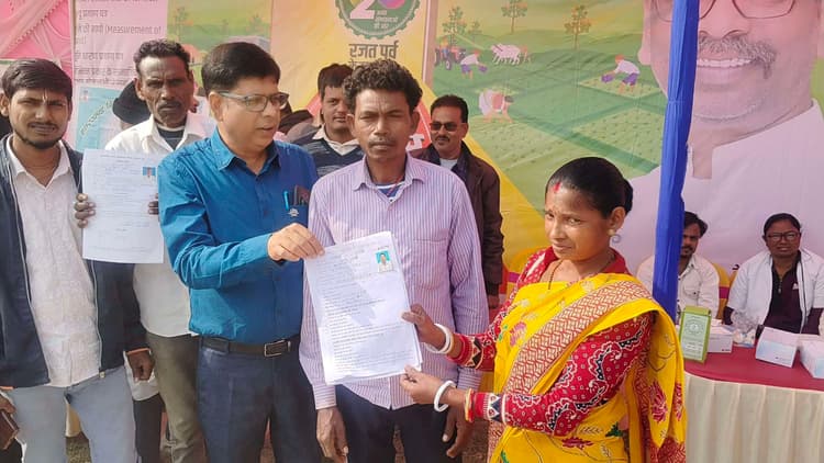 चार पंचायतों में शिविर लगाकर बांटी गयी परिसंपत्ति