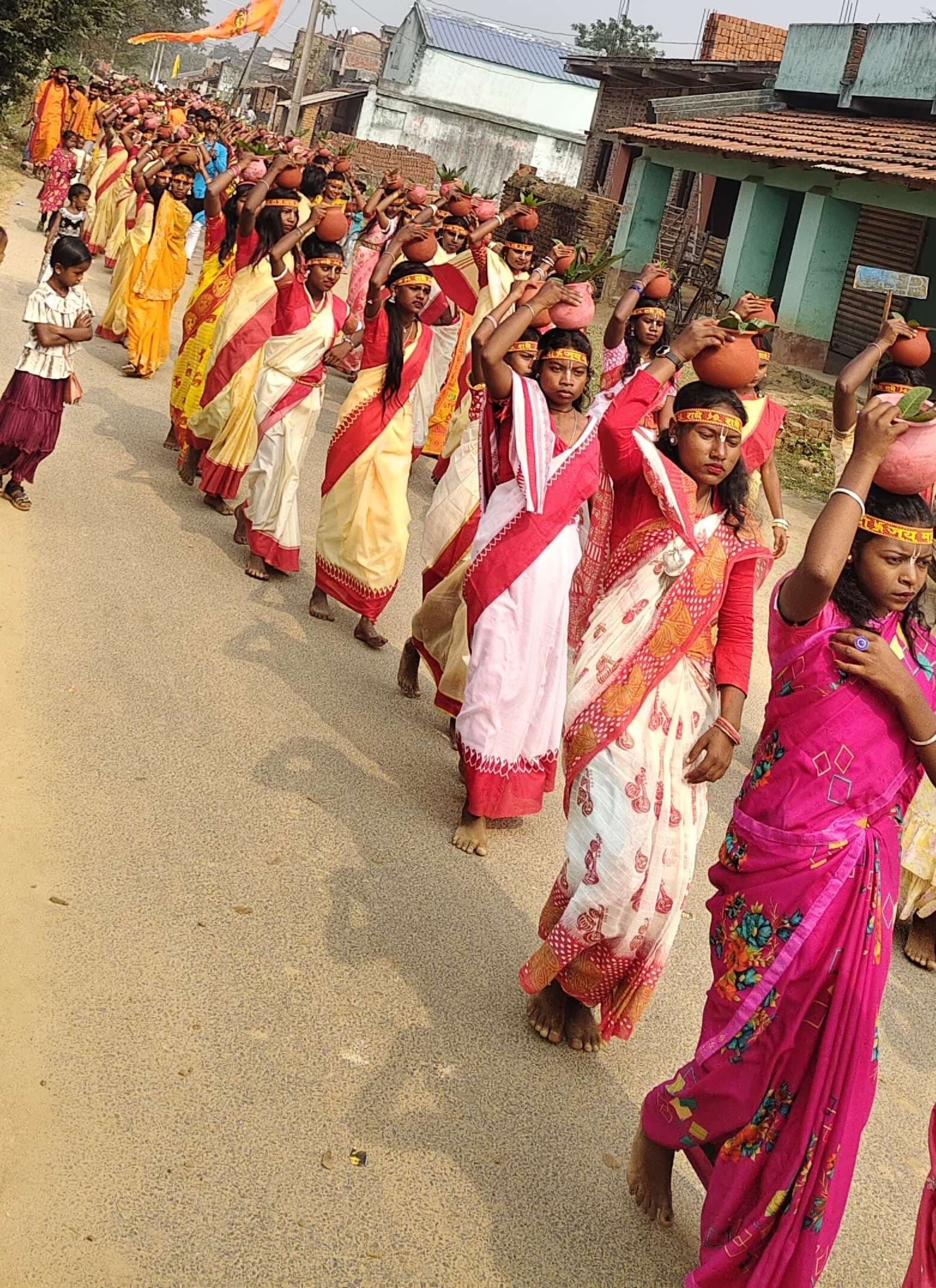 भागवत कथा को लेकर निकाली गयी भव्य कलश यात्रा