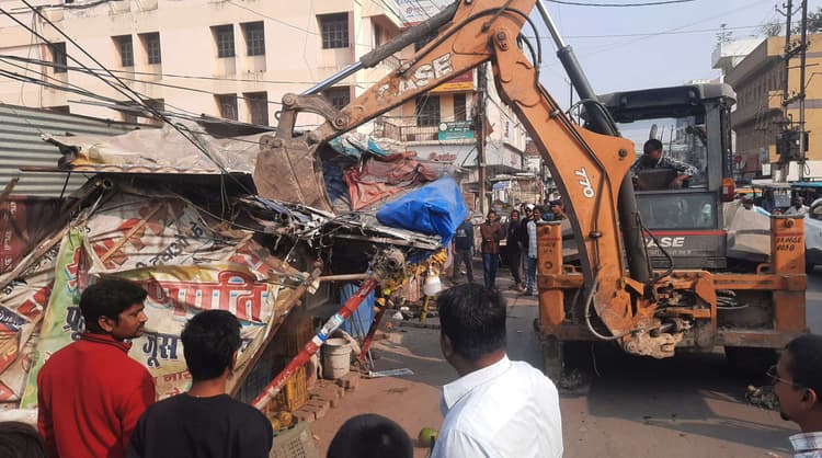 अघोरिया बाजार से चांदनी चौक से हटा अतिक्रमण, 105 अवैध दुकान ध्वस्त