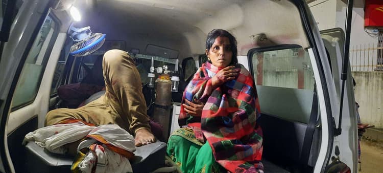 ट्रैक्टर ने बाइक सवार को मारी टक्कर, तीन घायल, दो रेफर