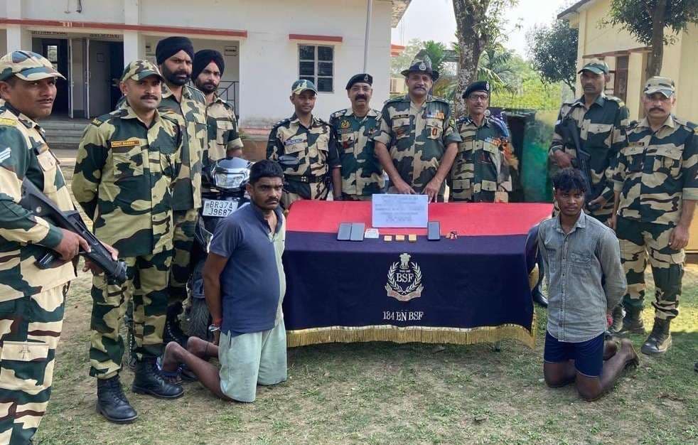 बीएसएफ ने 2.4 करोड़ के सोने के साथ दो को पकड़ा