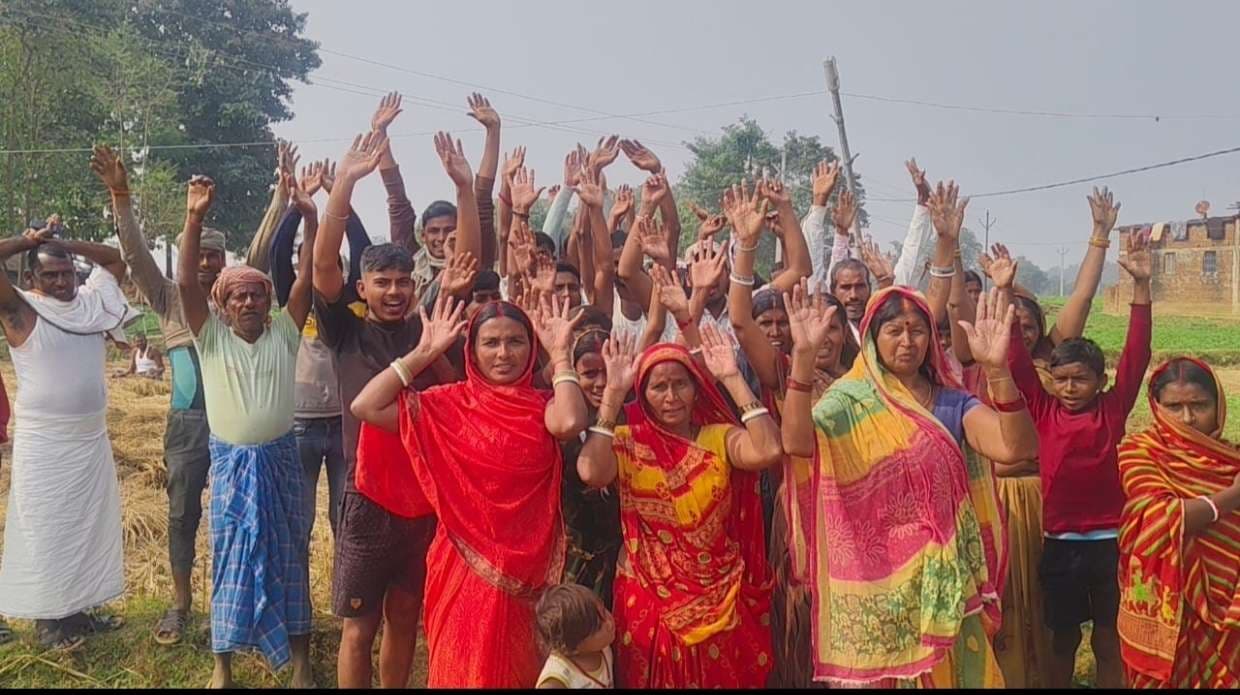 अवैध बालू उठाव का आरोप, सैकड़ों ग्रामीण घाट पर पहुंच जताया विरोध