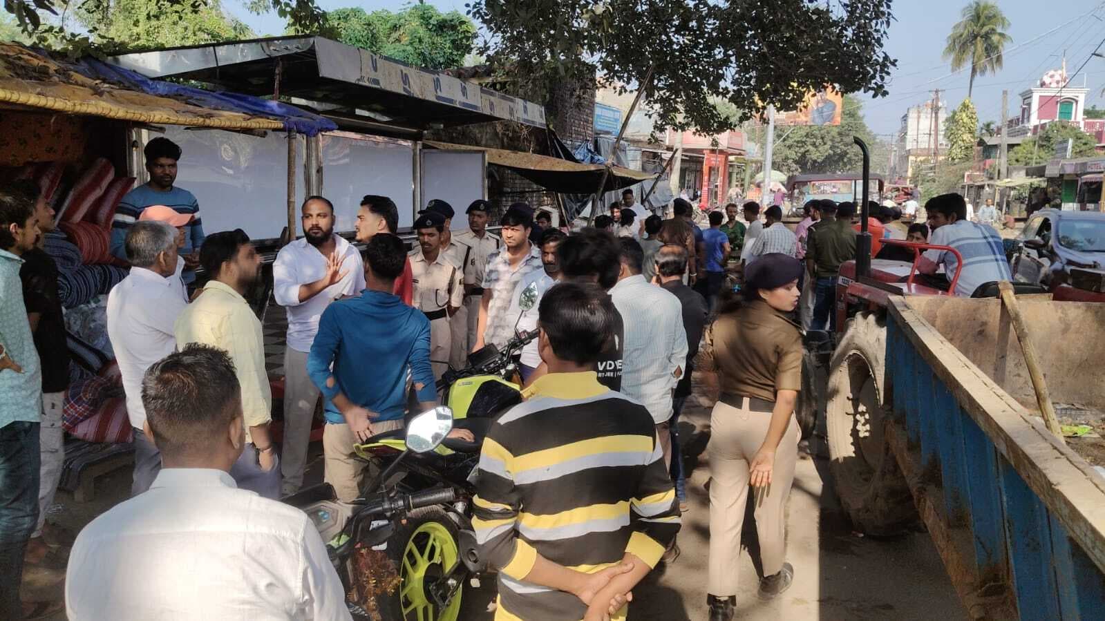 शहर में नगर प्रशासन ने हटाया अवैध कब्जा