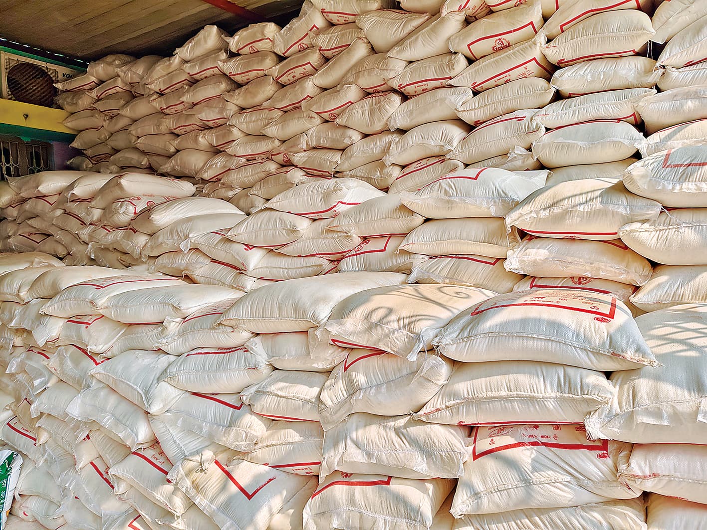 Hajipur News : बेलसर में नकली खाद-बीज फैक्ट्री का भंडाफोड़, संचालक हिरासत में