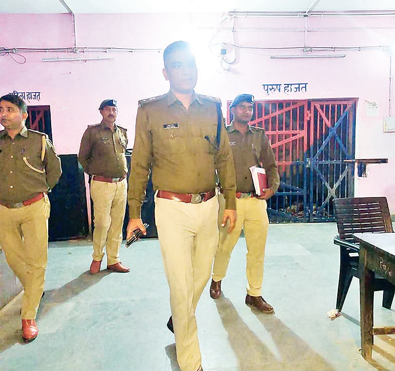 Hajipur News : देर रात एसपी अचानक पहुंचे नगर थाना, किया निरीक्षण