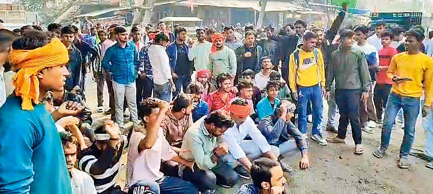 Gopalganj News : गौ-तस्करों को पकड़ने वाले युवाओं पर एफआइआर दर्ज होने से फूटा जनाक्रोश, सड़क को किया जाम