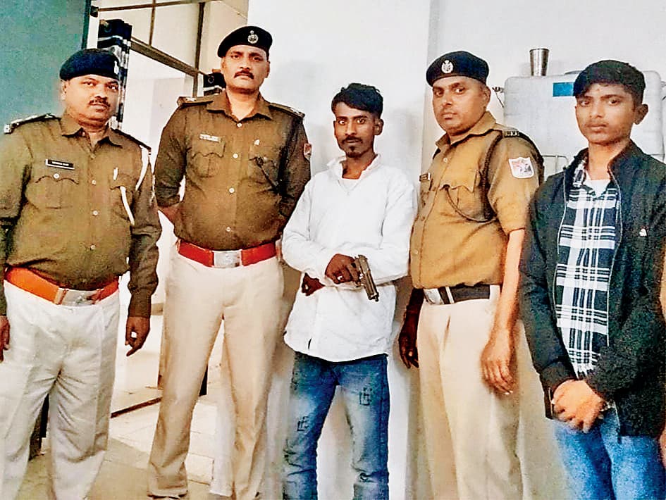 Hajipur News : रेलयात्री से नकली पिस्टल दिखा मोबाइल छिनतई करनेवाला गिरफ्तार