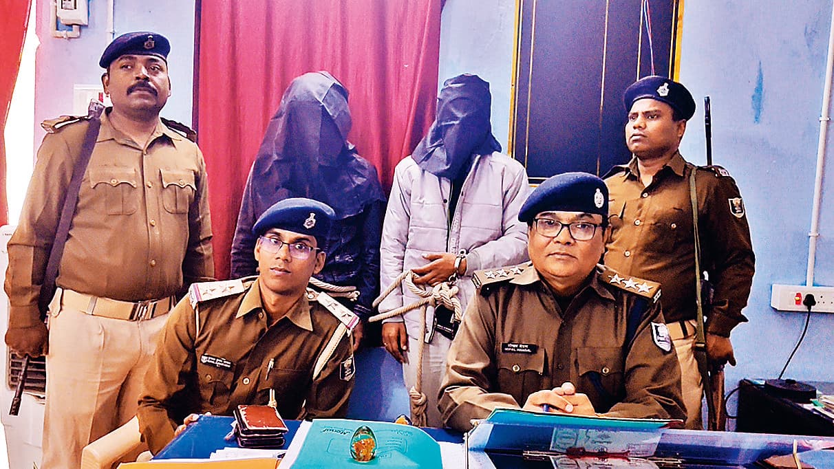 Hajipur News : करताहा पुलिस ने पिस्टल, मैगजीन व कारतूस के साथ दो को दबोचा