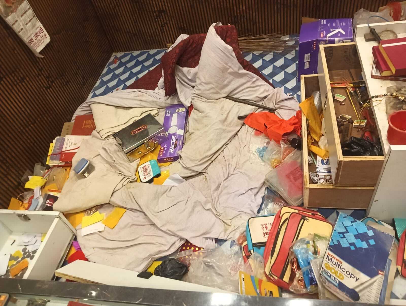 Darbhanga News: धोईघाट में आभूषण दुकान से नकदी सहित लाखों के जेवरात की चोरी