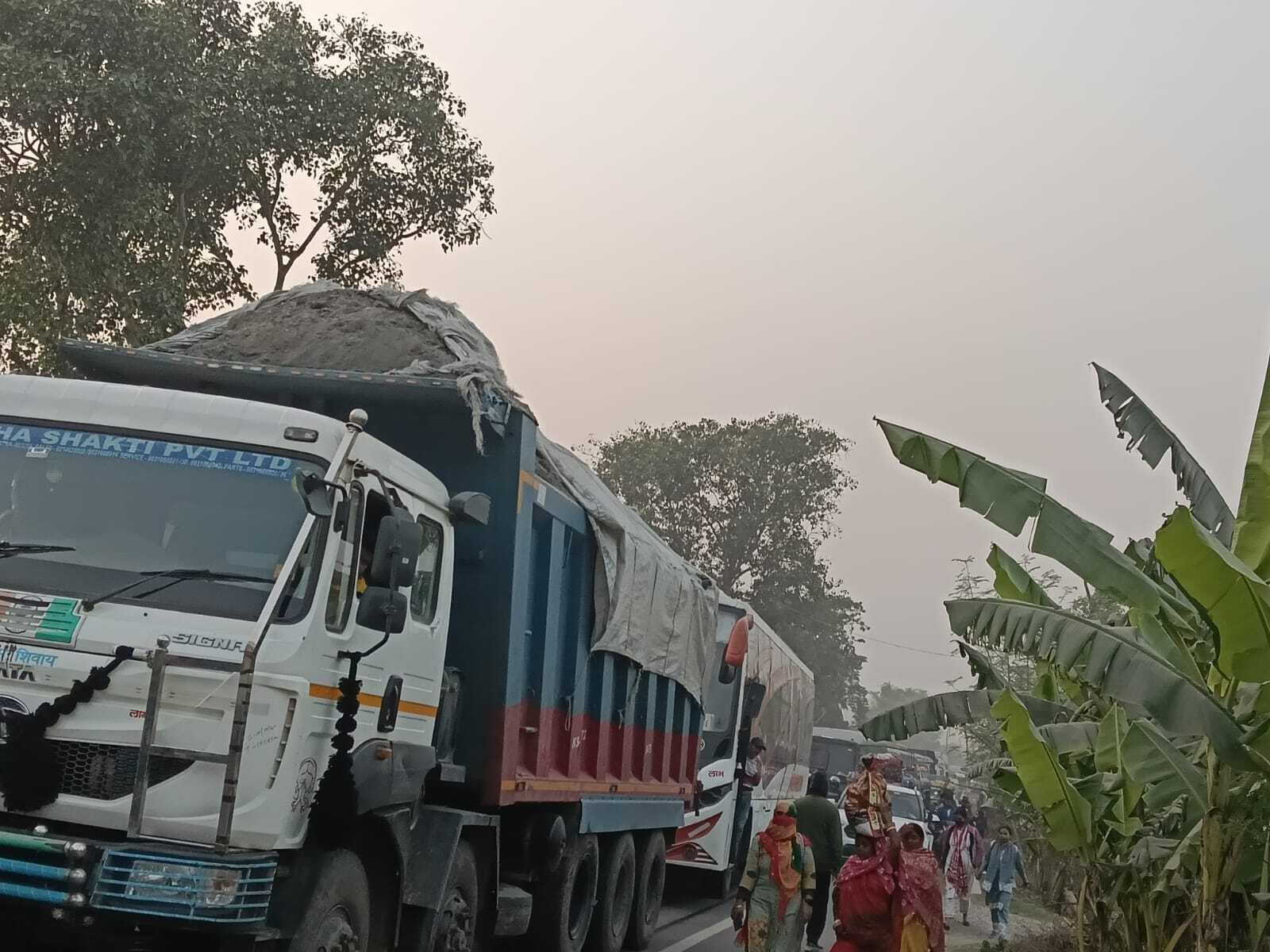 बस की ठोकर से युवक की मौत, महिला रेफर