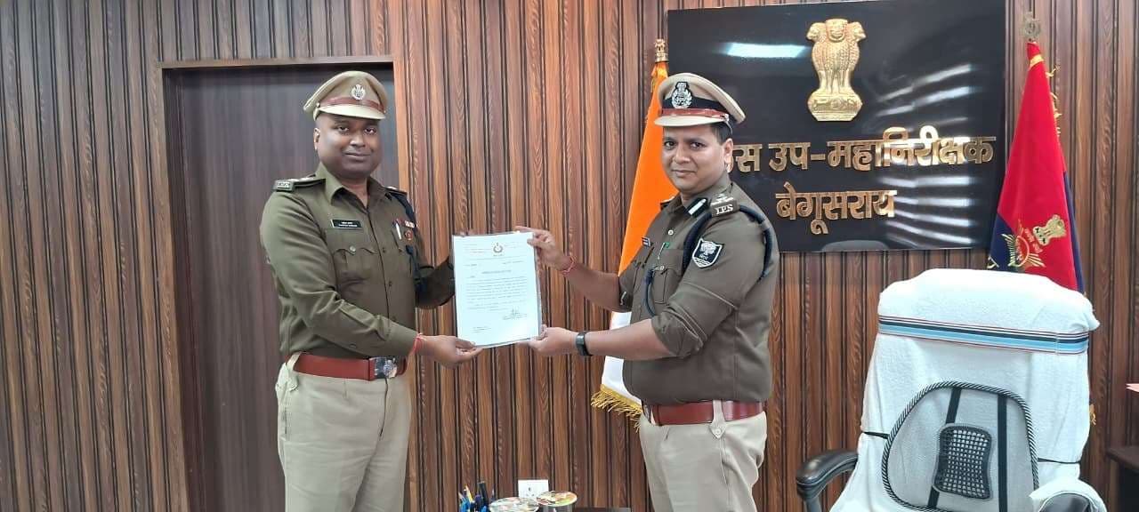 विस चुनाव में उत्कृष्ट कार्य के लिए डीआइजी ने एसपी को किया सम्मानित