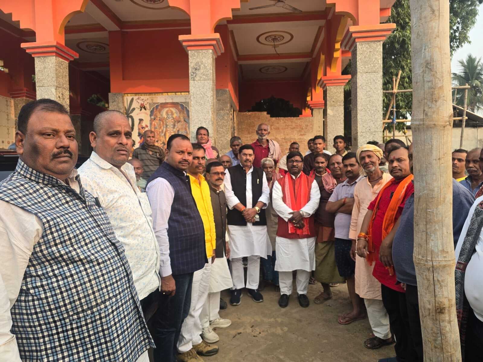 बच्चों के बीच विधायक ने स्कूल बैग व पुस्तक का किया वितरण