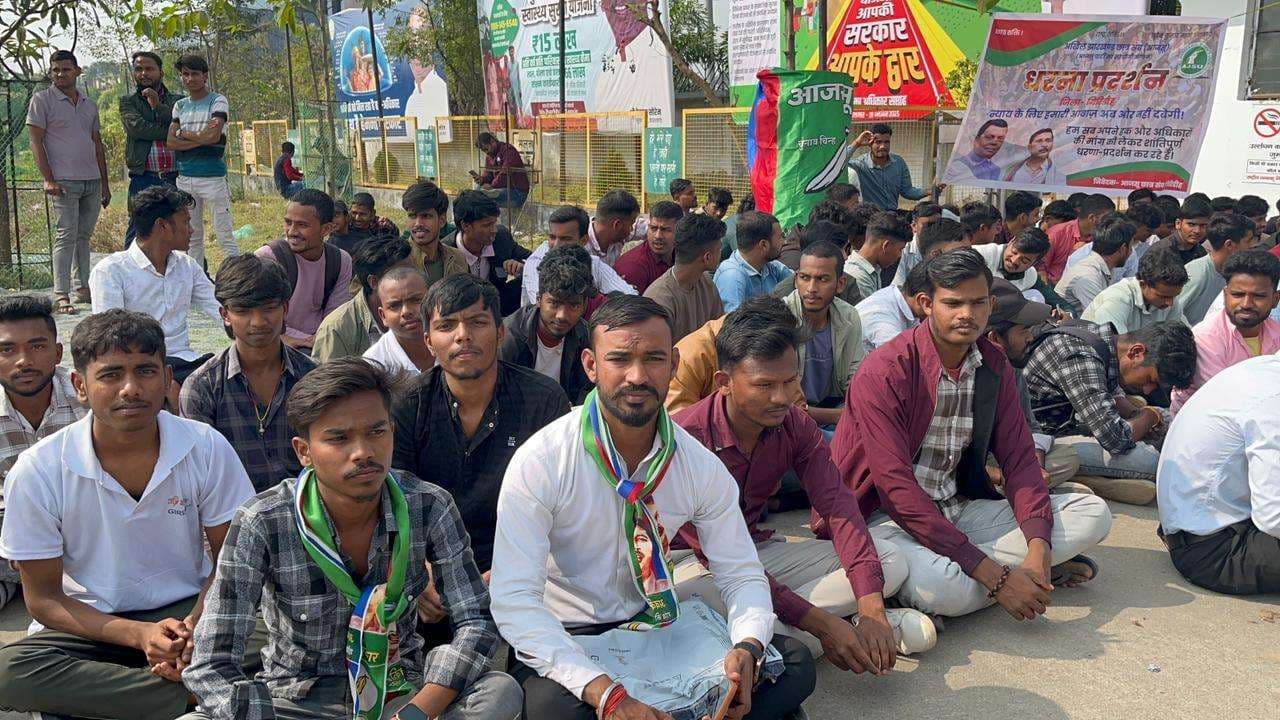 Giridih News :छात्रवृत्ति को ले निकला विरोध मार्च, 27 को राज्यव्यापी आंदोलन