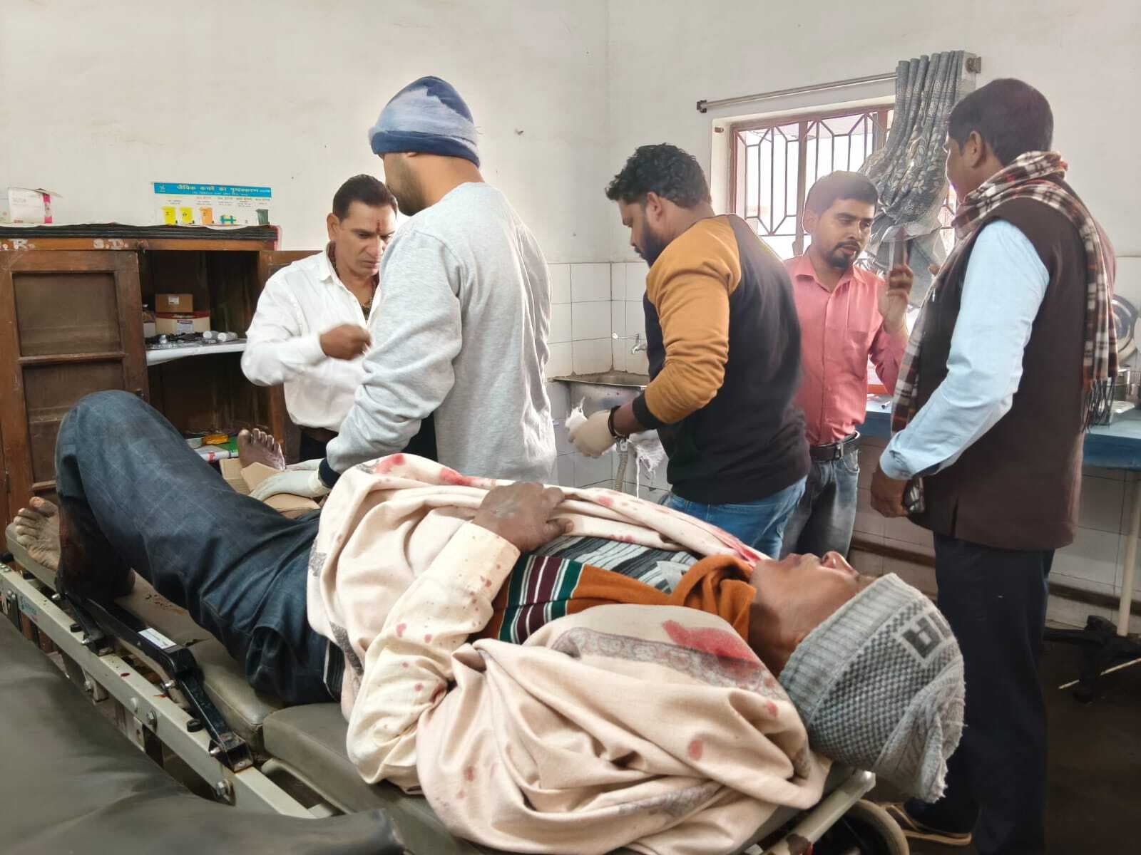 Giridih News :पिकअप वैन व बाइक में टक्कर, दो घायल