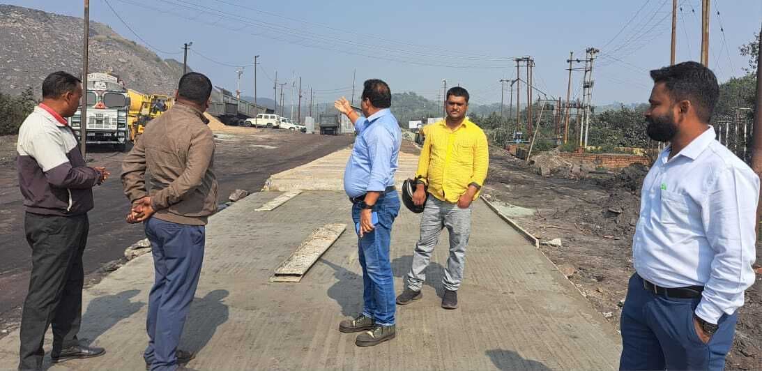Bokaro News: अमलो परियोजना में अधिकारियों ने पीसीसी सड़क निर्माण कार्य का किया निरीक्षण
