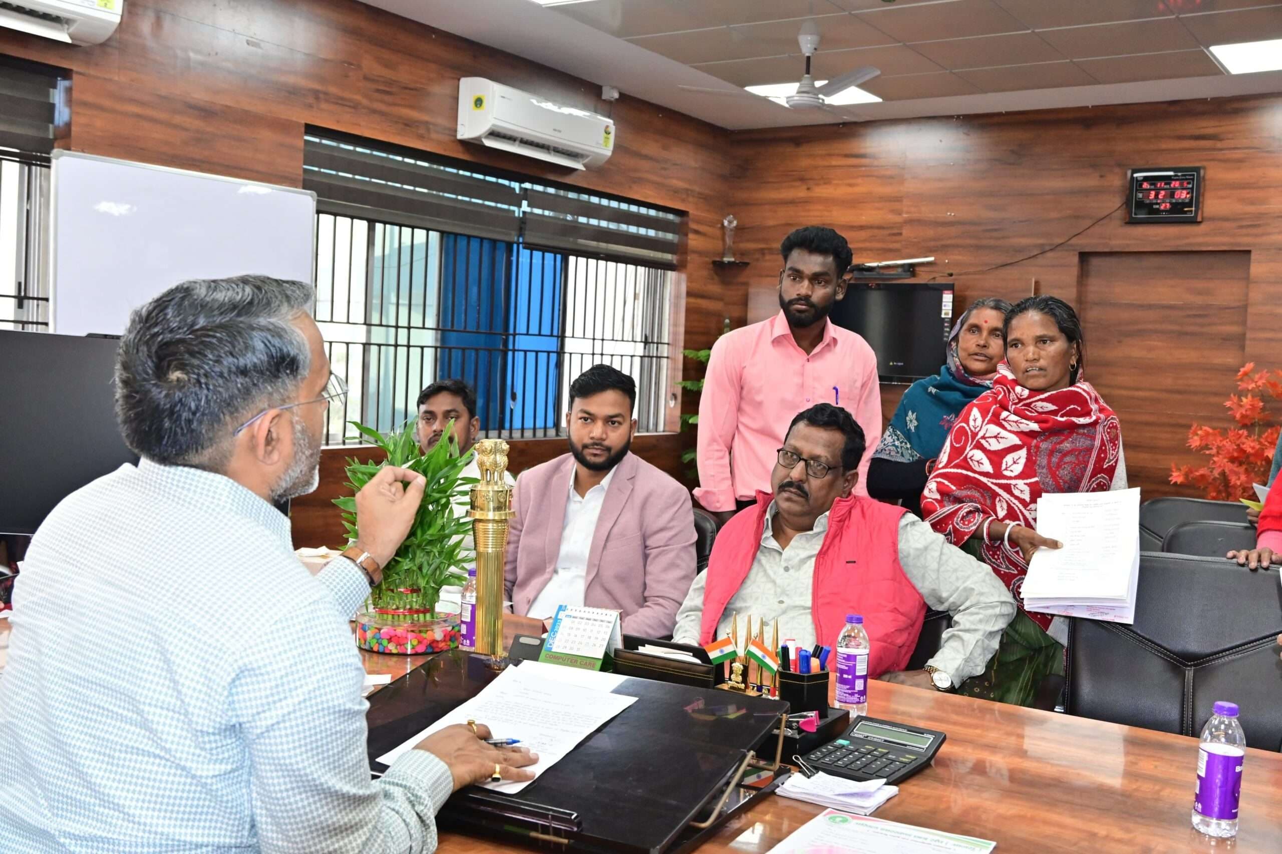 Giridih News :जनता दरबार लगाकर डीसी ने सुनीं समस्याएं