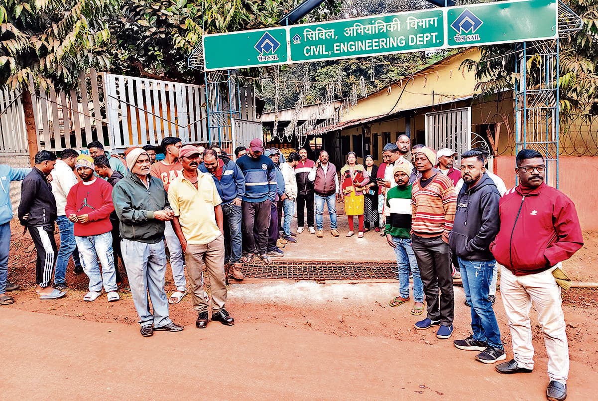 Chaibasa News : ठेका श्रमिकों के क्वार्टरों की मरम्मत बंद, प्रदर्शन