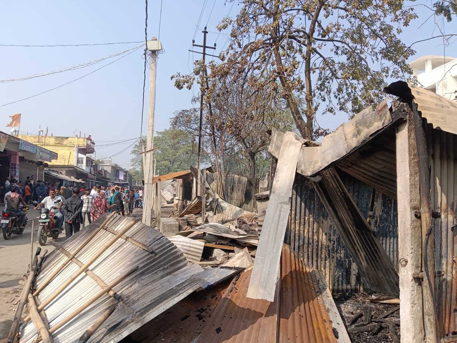 दो दर्जन से अधिक दुकानें जलीं, झुलसने से एक की मौत