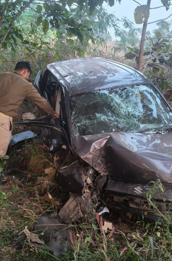 Bokaro News : अनियंत्रित कार पेड़ से टकरायी, चार लोग घायल