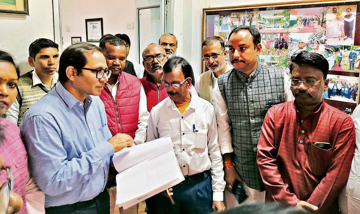 West Singbhum News : सालगाझड़ी में लोकल ट्रेनों के ठहराव की मांग