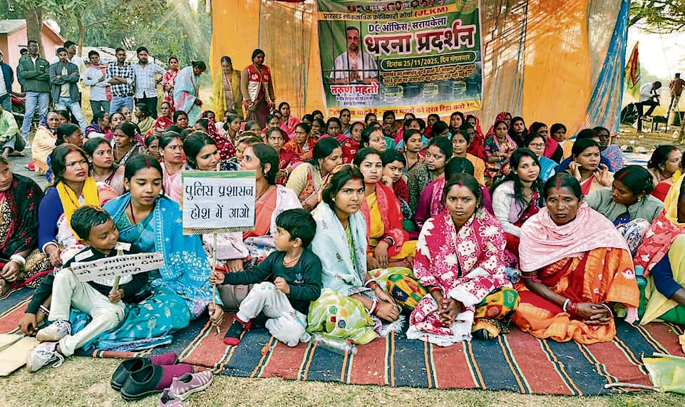 seraikela kharsawan news: ईचागढ़ में बालू तस्करी के खिलाफ जेएलकेएम का धरना-प्रदर्शन