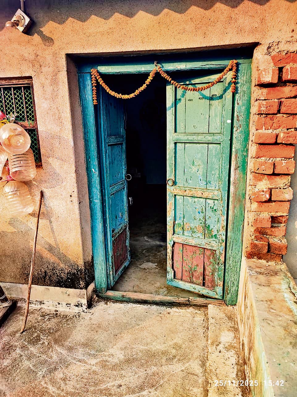 East Singhbhum News : दूसरे कमरे में सोता रहा मालिक और चोर साफ कर गये अलमीरा