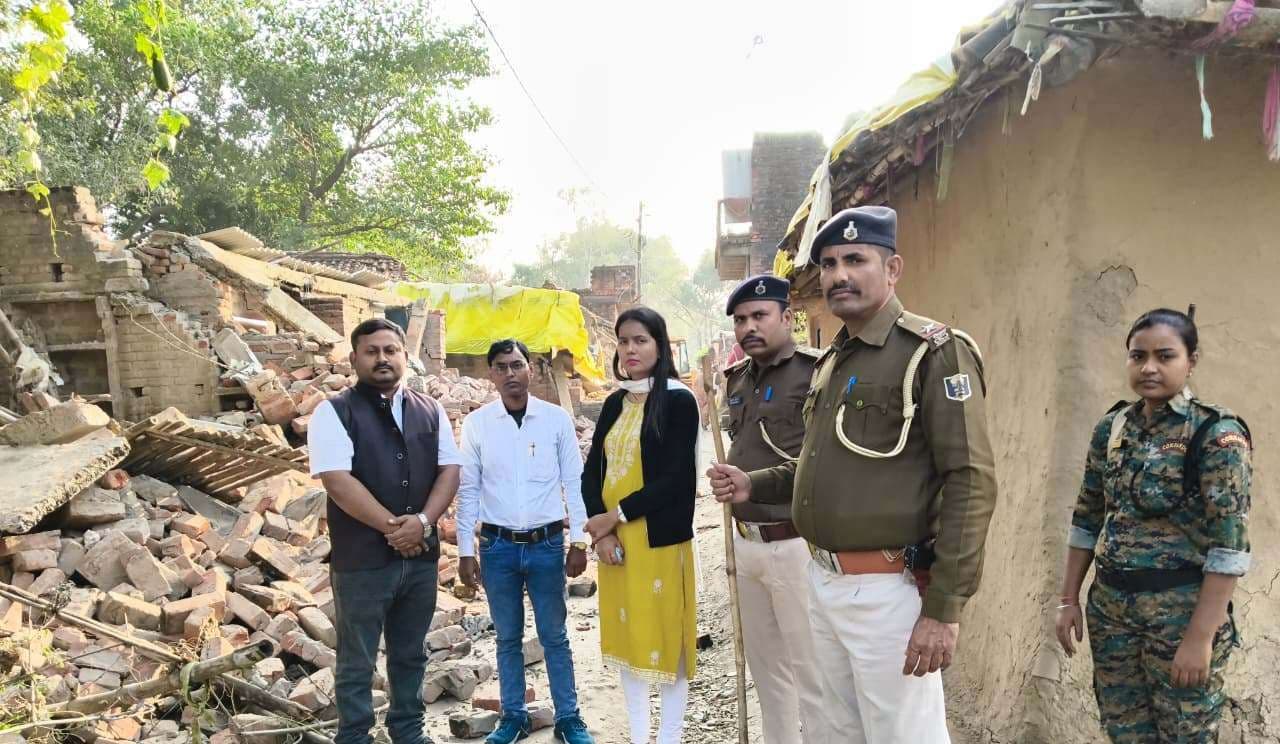 सेमरा गांव में अतिक्रमण पर चला बुलडोजर, दर्जनों घरों को तोड़ा गया