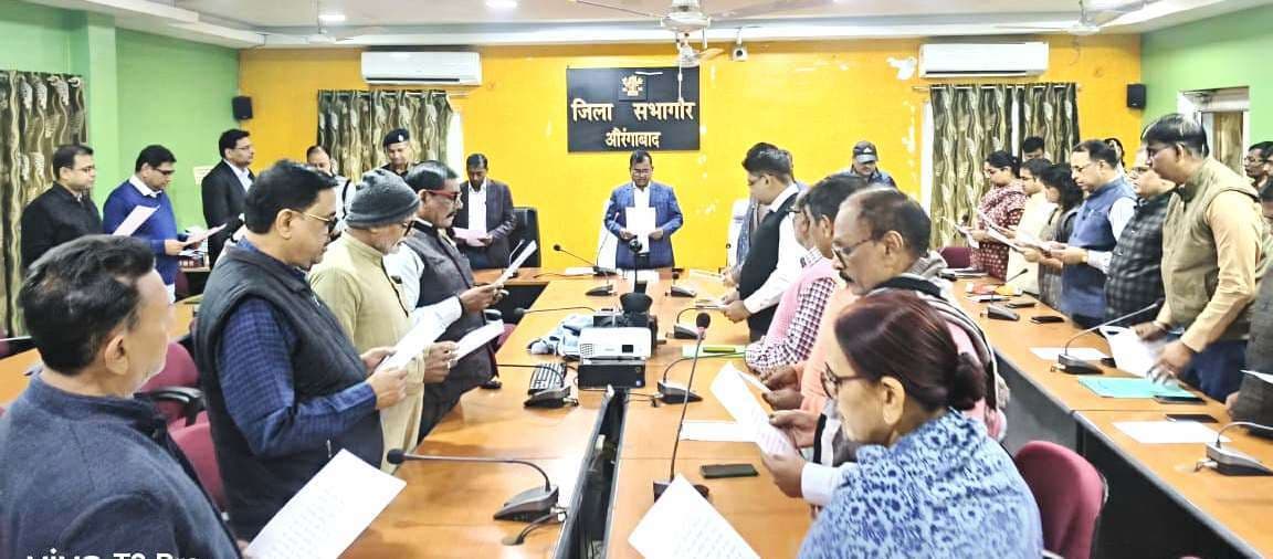 संविधान के मूल्यों का पालन करते हुए कर्तव्यों का निर्वहन करें अधिकारी : डीएम