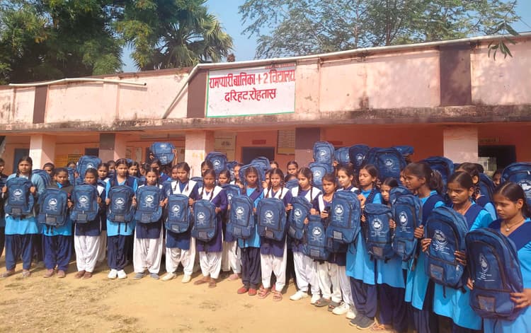 रामप्यारी स्कूल में छात्रों के बीच बैग व कॉपियों का वितरण