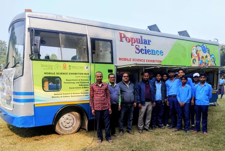 Motihari: मोबाइल प्रदर्शनी बस से छात्र-छात्राओं ने सीखा वैज्ञानिक प्रयोग