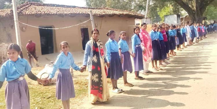 नशा मुक्ति दिवस पर कोल्हुआ मे स्कूली बच्चों ने बनायी मानव शृंखला