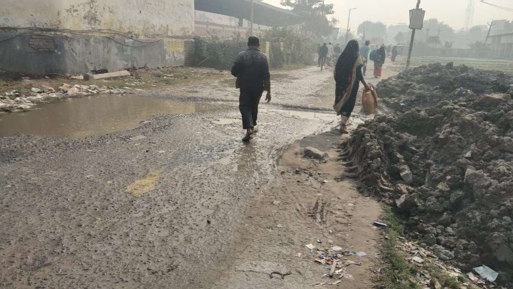 Motihari: सड़क पर बह रहा गंदा पानी, लोगों को हो रही परेशानी