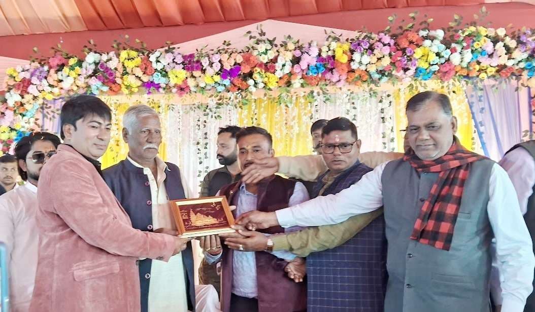 देव के वैश्य समाज ने लड्डू से तौलकर दिया एकजुटता का संदेश