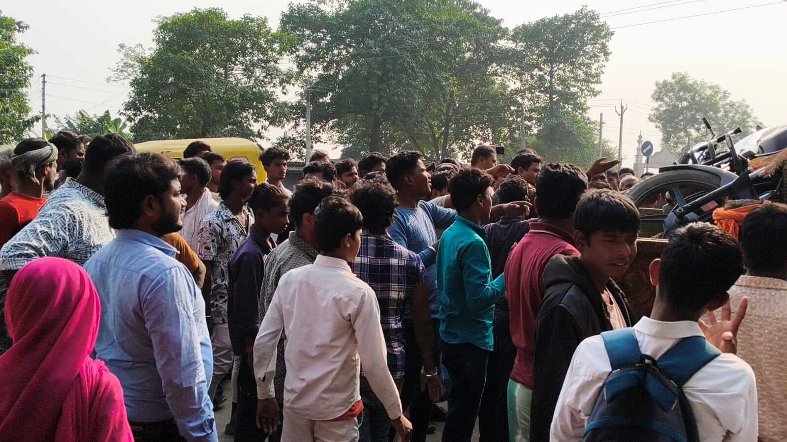 एनएच 31 बांधपुल चौक पर ट्रैक्टर से टक्कर में बाइक सवार युवक की मौत