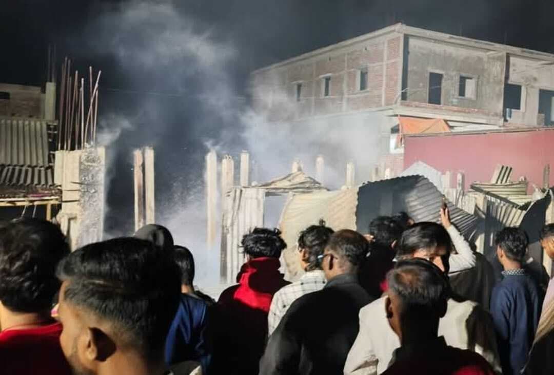 हरदा पंचायत में शार्ट सर्किट से दुकान में लगी आग