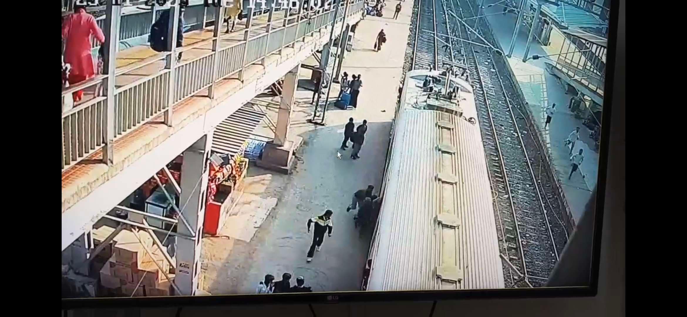 चलती ट्रेन से गिरने लगी महिला और बच्चा, आरपीएफ जवान ने बचायी जान