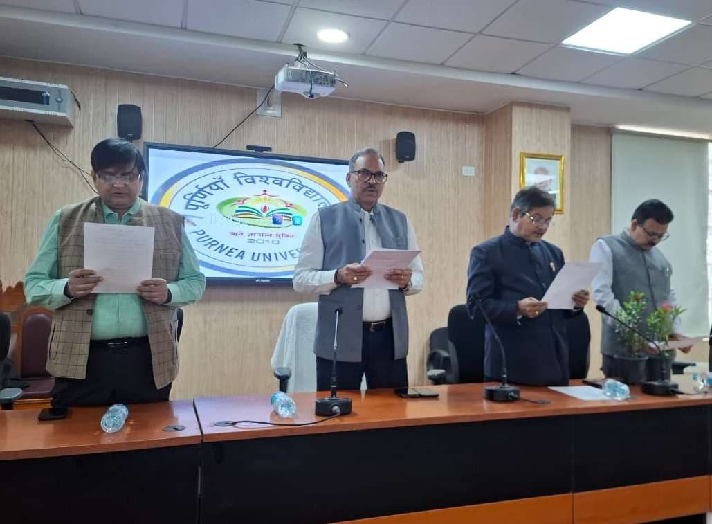 संविधान में निहित विचारों को अपने जीवन में अपनाएं छात्र-छात्राएं : प्रो. विवेकानंद सिंह