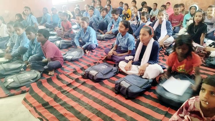 ठंड में दरी पर बैठने को स्कूली बच्चे विवश