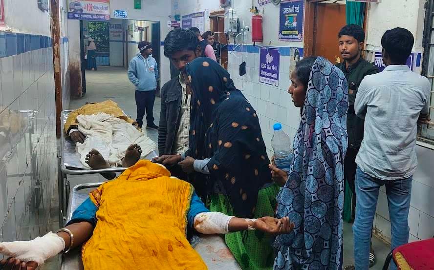 उत्पाद सिपाही ने चलते ऑटो से चालक का खिंचा हाथ, अनियंत्रित  होकर पलटा ऑटो, रेफर