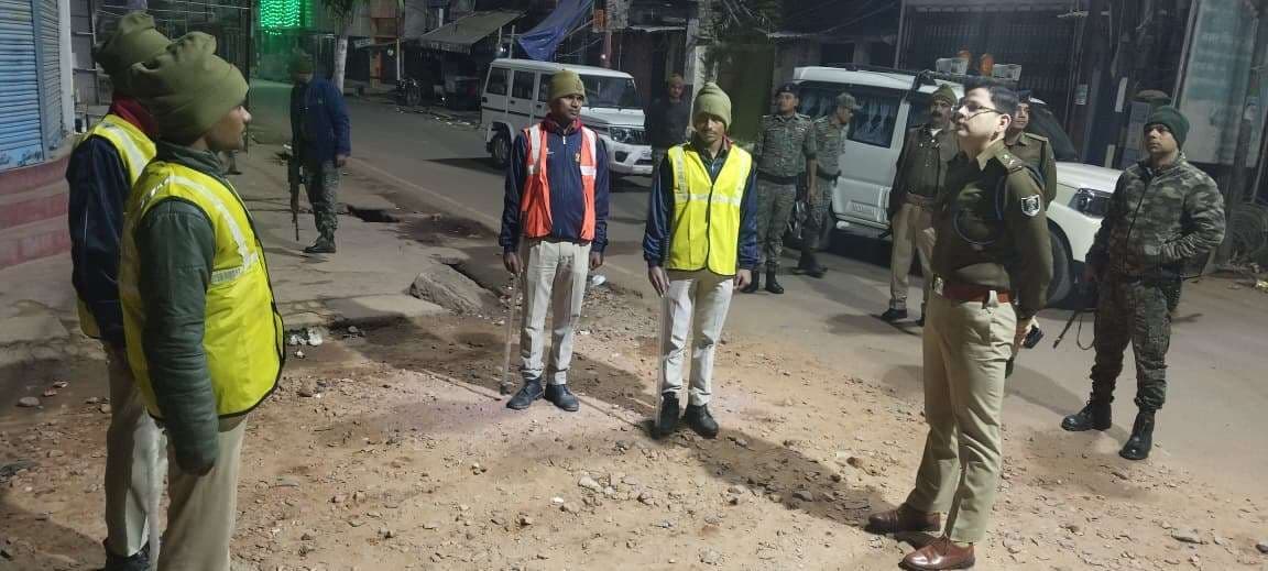 सर्दी के मौसम में सड़कों पर पुलिस हुई मुस्तैद, शहरी क्षेत्रों में कर रहे पैदल गश्ती